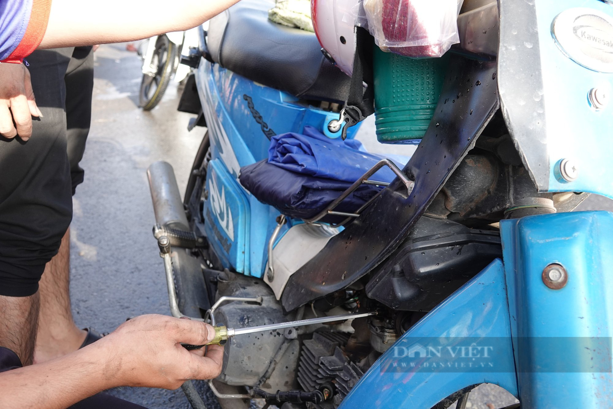 Triều cường ở Cần Thơ tiếp tục dâng cao: Đội sửa xe miễn phí &quot;cứu&quot; hơn 100 xe chết máy mỗi ngày - Ảnh 5.