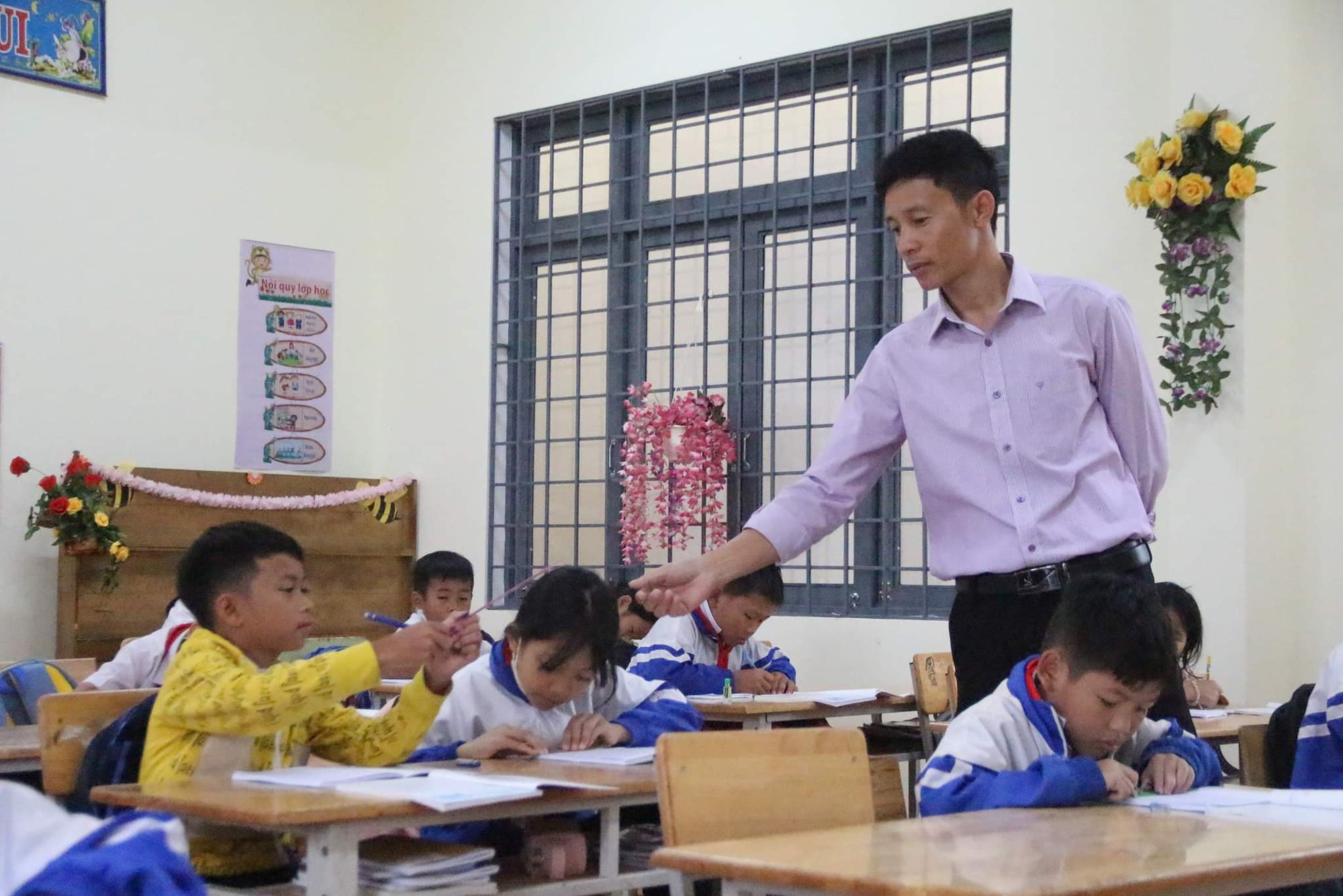 Lo sợ sạt lở, huyện vùng cao ở Kon Tum cho hơn 8.200 học sinh nghỉ học - Ảnh 1.