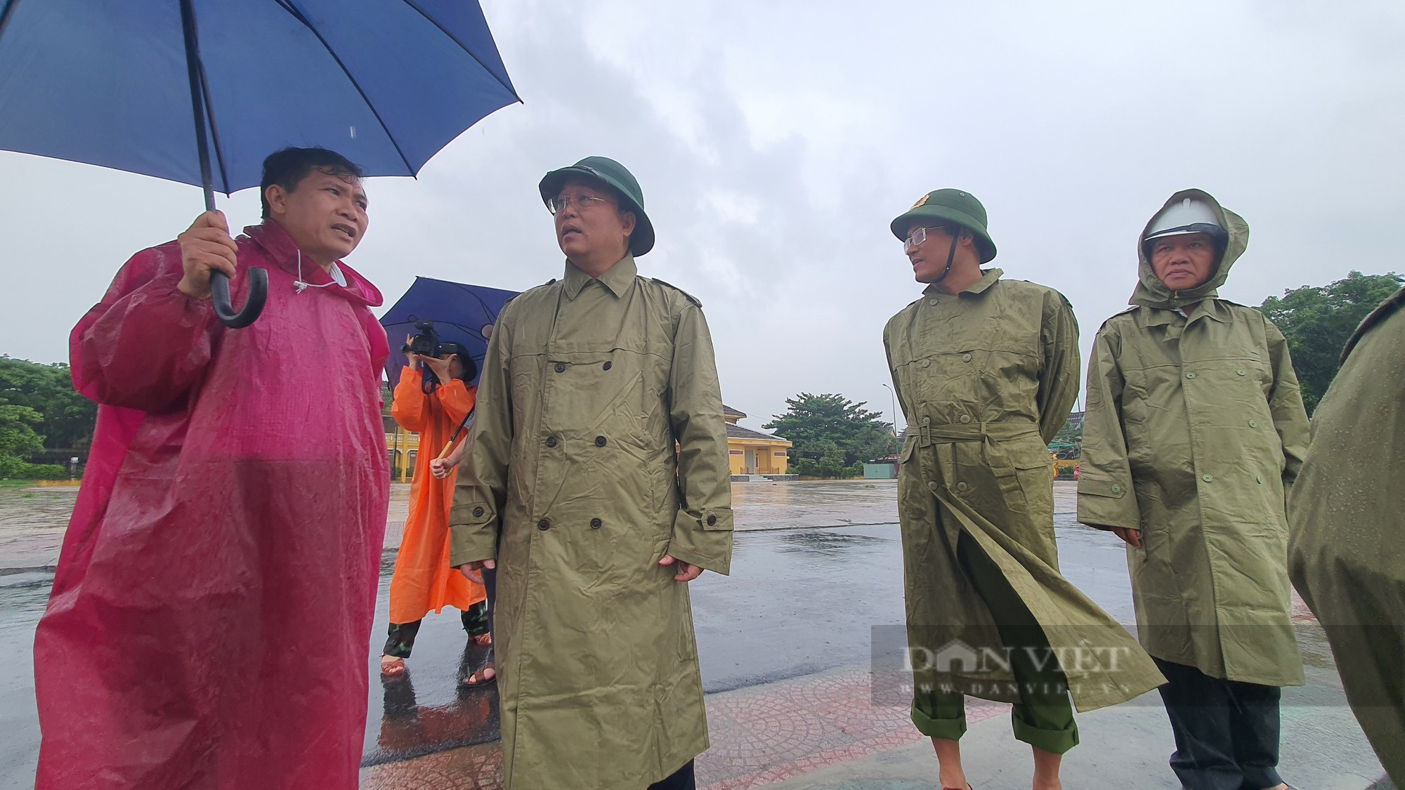 Sau lũ lụt lớn làm 3 chết và mất tích, Chủ tịch Quảng Nam đã chỉ đạo nóng - Ảnh 6.