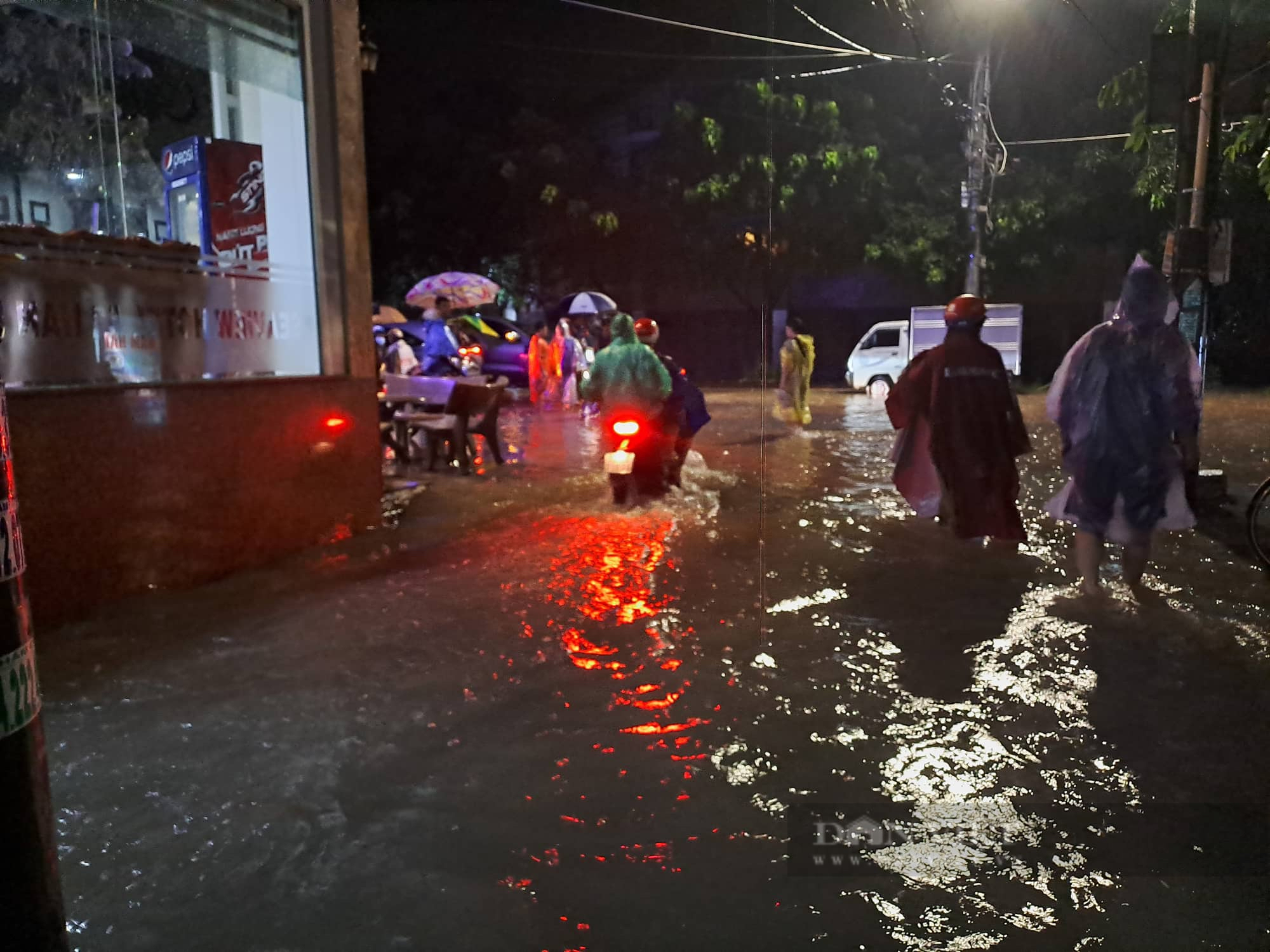 Mưa lớn khiến nhiều tuyến đường ở Quy Nhơn ngập sâu, nước ùa vào nhà dân trong đêm - Ảnh 2.