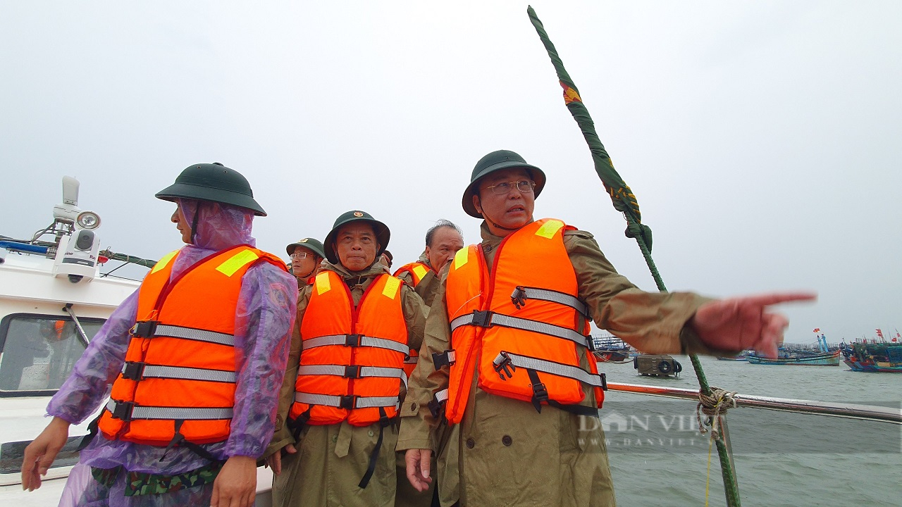 Sau lũ lụt lớn làm 3 chết và mất tích, Chủ tịch Quảng Nam đã chỉ đạo nóng - Ảnh 1.