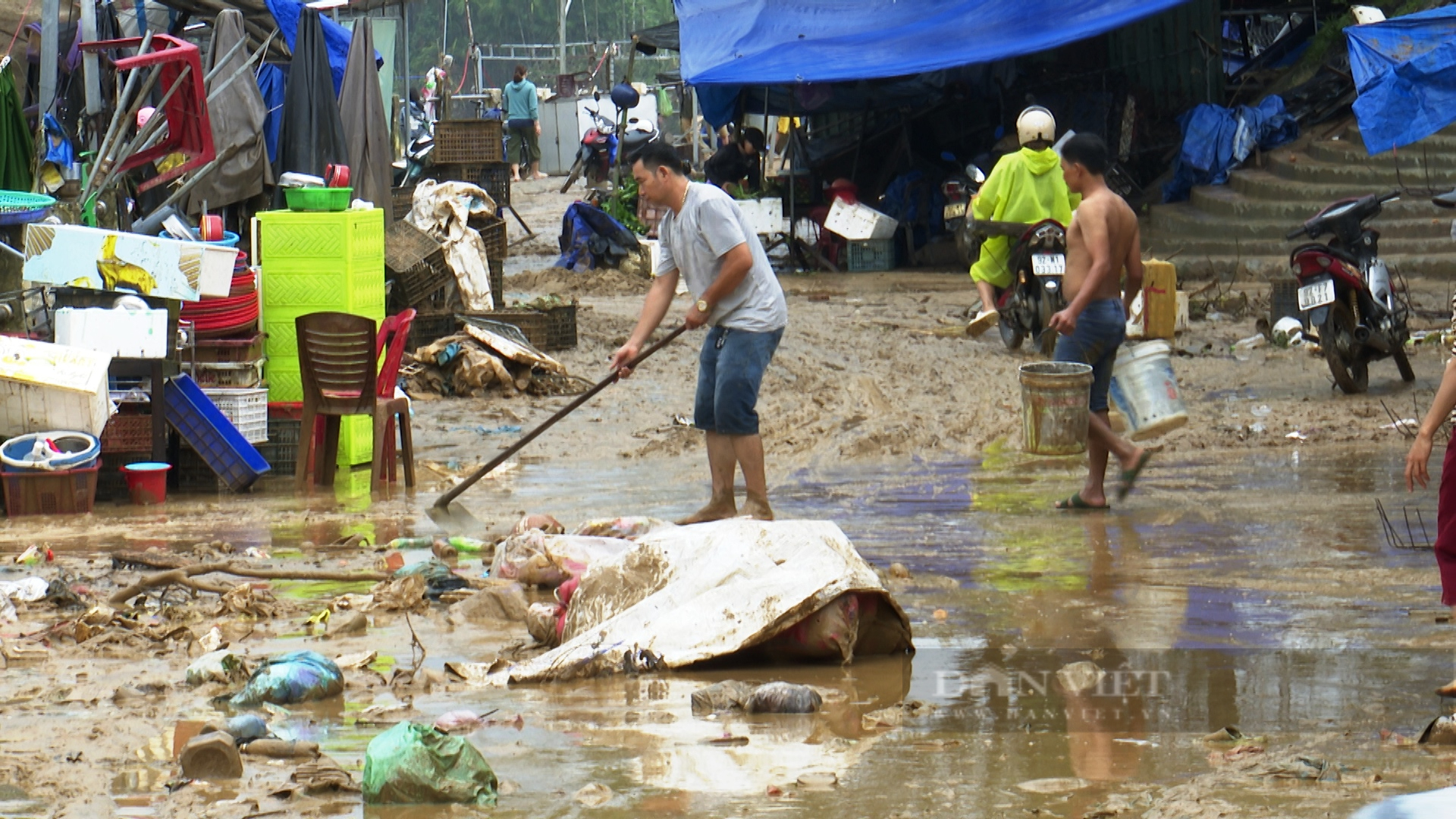 Sau lũ lụt lớn làm 3 chết và mất tích, Chủ tịch Quảng Nam đã chỉ đạo nóng - Ảnh 3.