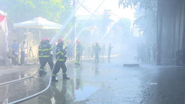 Huyện Hoài Đức diễn tập phương án chữa cháy và cứu nạn cứu hộ năm 2022 - Ảnh 2.