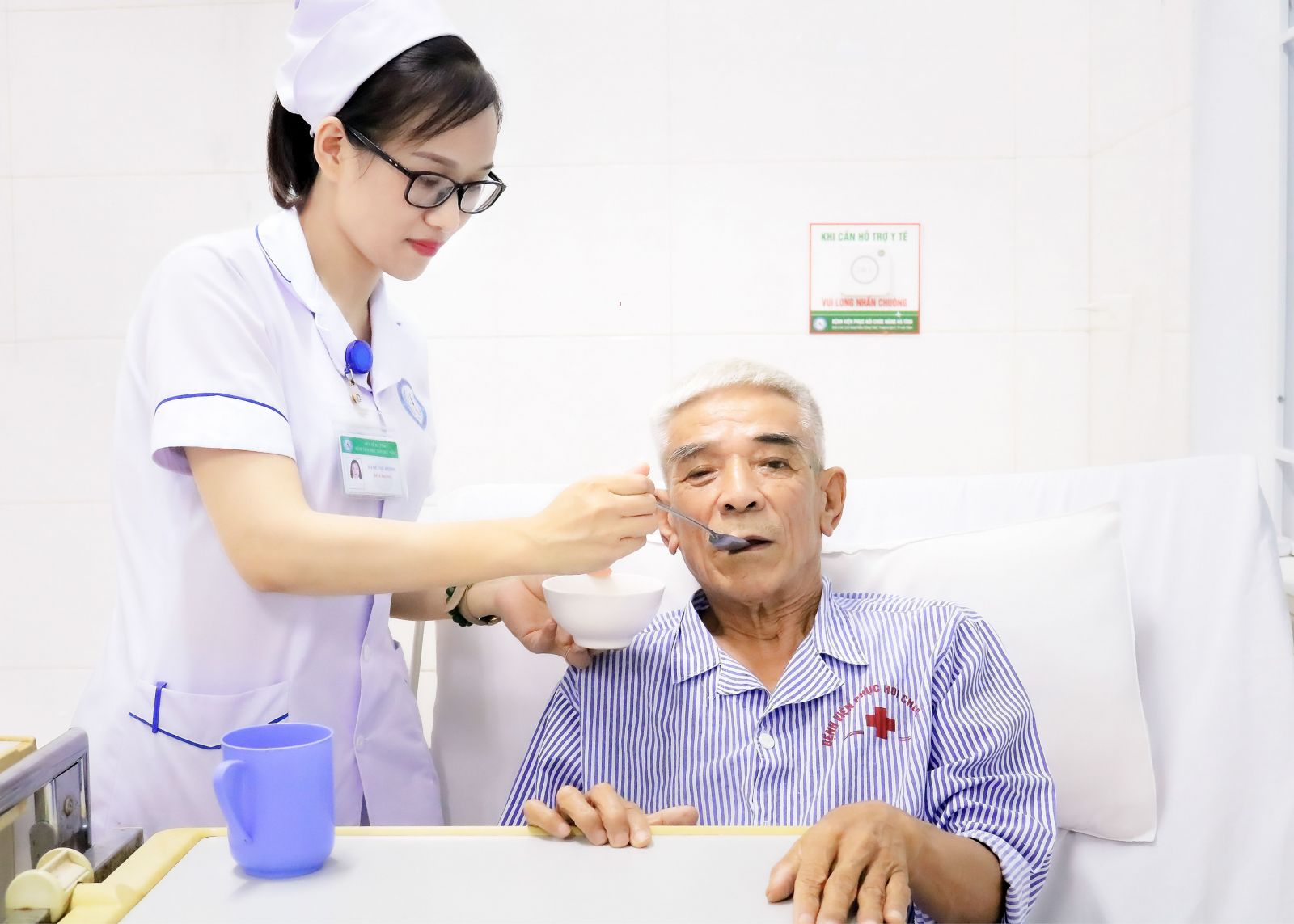 Nhân lực điều dưỡng tại Việt Nam: Đào tạo nhiều, đi làm ít - Ảnh 1.