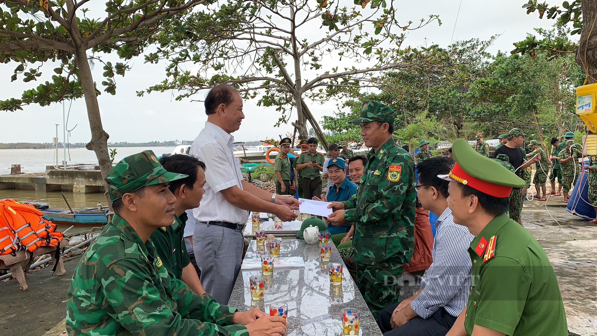 Quảng Nam: Vượt lũ để trục vớt các tàu, canô bị cháy ở Cửa Đại lên điều tra - Ảnh 2.