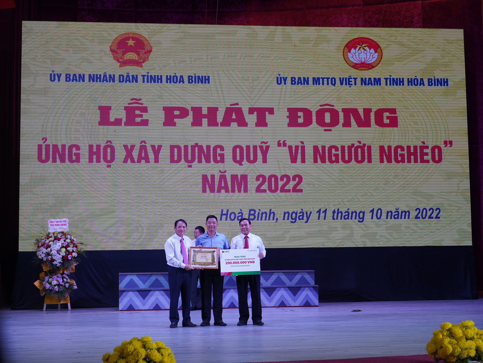 Bảo hiểm Agribank ủng hộ xây dựng quỹ &quot;Vì người nghèo&quot; năm 2022 của tỉnh Hòa Bình - Ảnh 2.