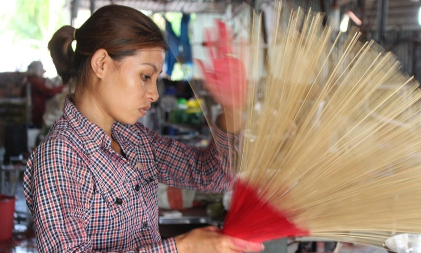 Tổ hợp tác se nhang Lê Minh Xuân giải quyết việc làm cho cả trăm lao động địa phương - Ảnh 3.