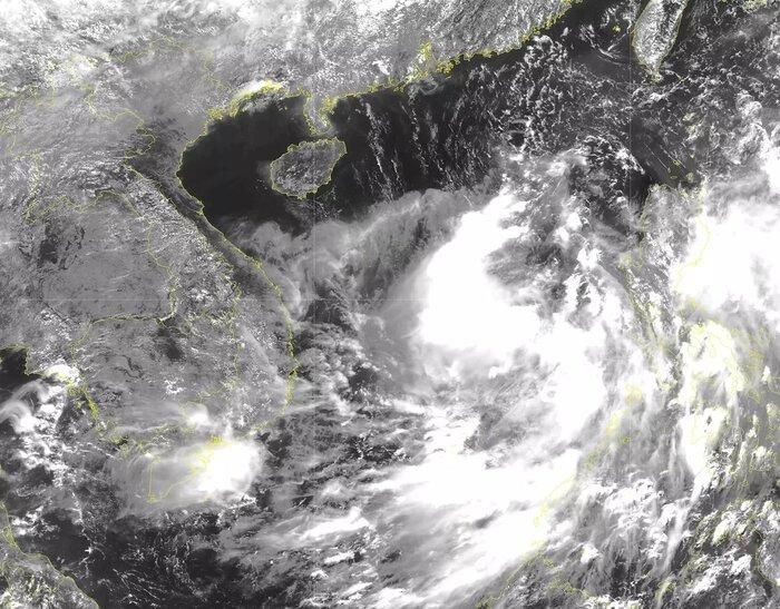 Đang xuất hiện vùng áp thấp trên Biển Đông, có khả năng mạnh lên thành áp thấp nhiệt đới, miền Trung sắp &quot;mưa như trút&quot; - Ảnh 2.