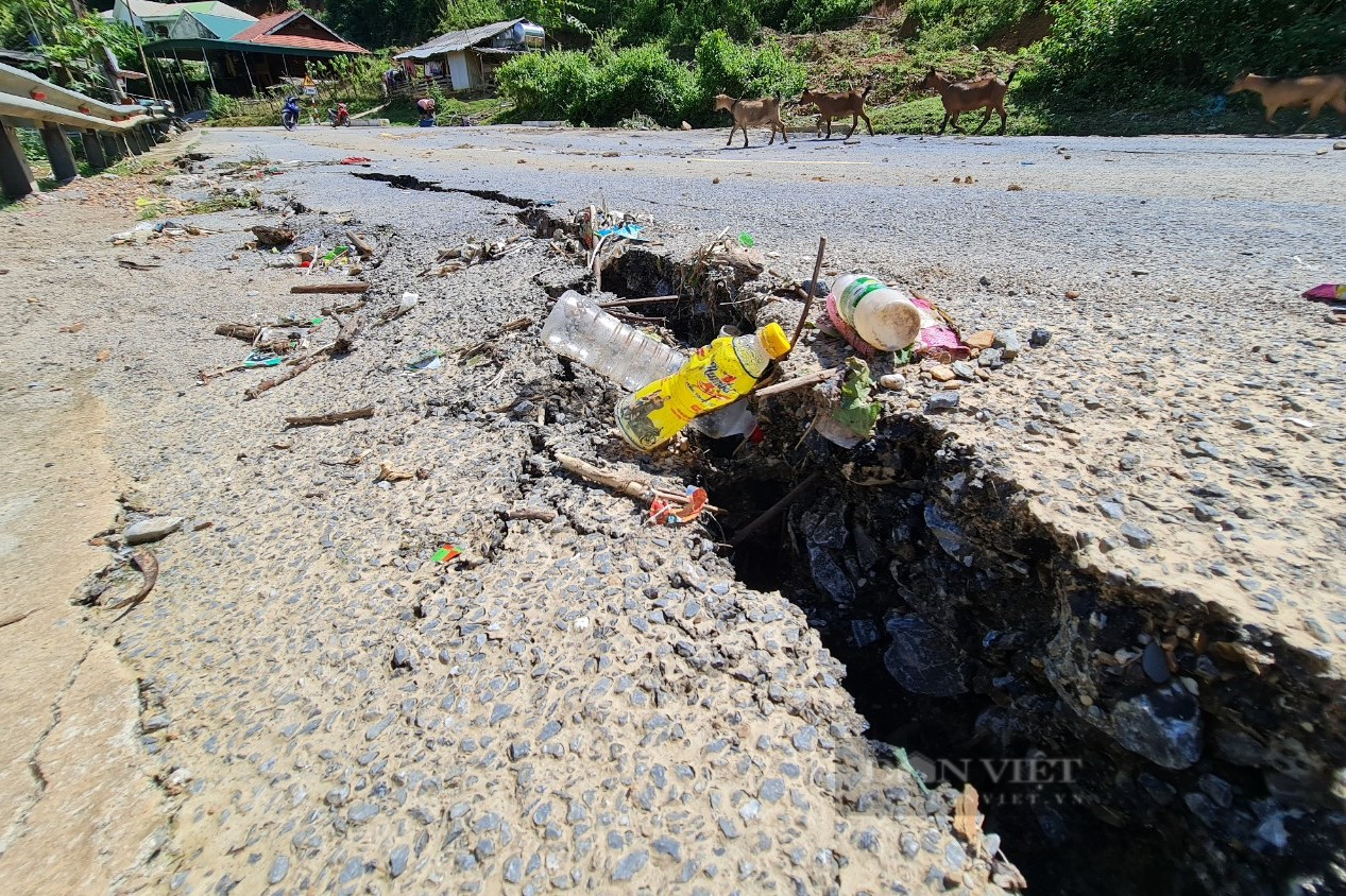 Quốc lộ huyết mạch ở Nghệ An sụt lún nghiêm trọng, mặt đường nứt toác, kéo đổ cả máy xúc - Ảnh 1.