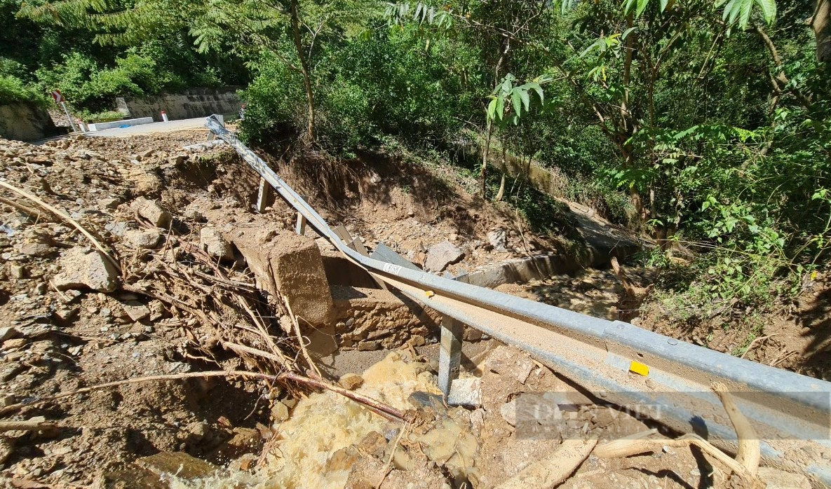 Quốc lộ huyết mạch ở Nghệ An sụt lún nghiêm trọng, mặt đường nứt toác, kéo đổ cả máy xúc - Ảnh 3.