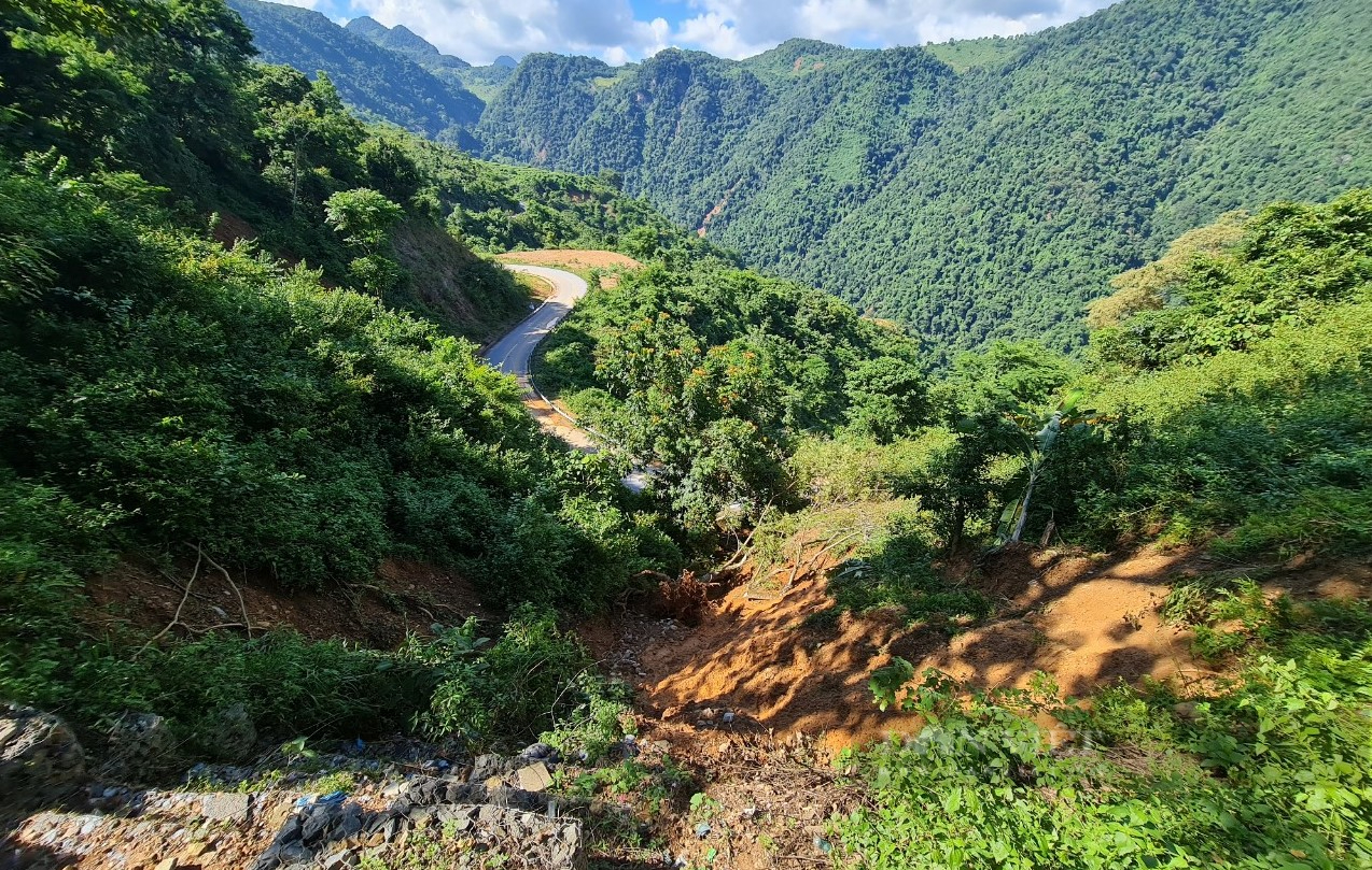 Quốc lộ huyết mạch ở Nghệ An sụt lún nghiêm trọng, mặt đường nứt toác, kéo đổ cả máy xúc - Ảnh 4.