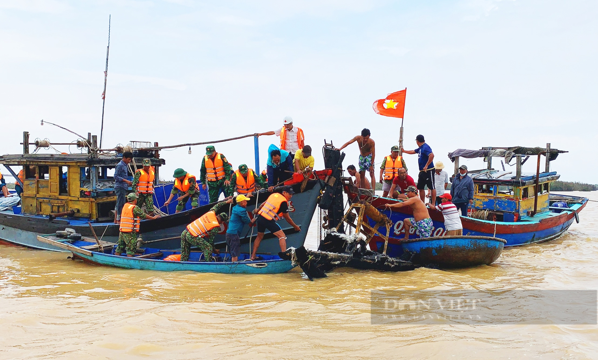 Quảng Nam: Vượt lũ để trục vớt các tàu, canô bị cháy ở Cửa Đại lên điều tra - Ảnh 1.