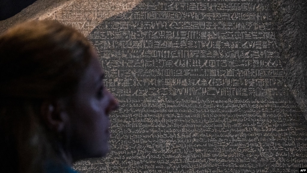 Triển lãm Bia Rosetta, giải mã chữ tượng hình Ai Cập tại Anh - Ảnh 1.