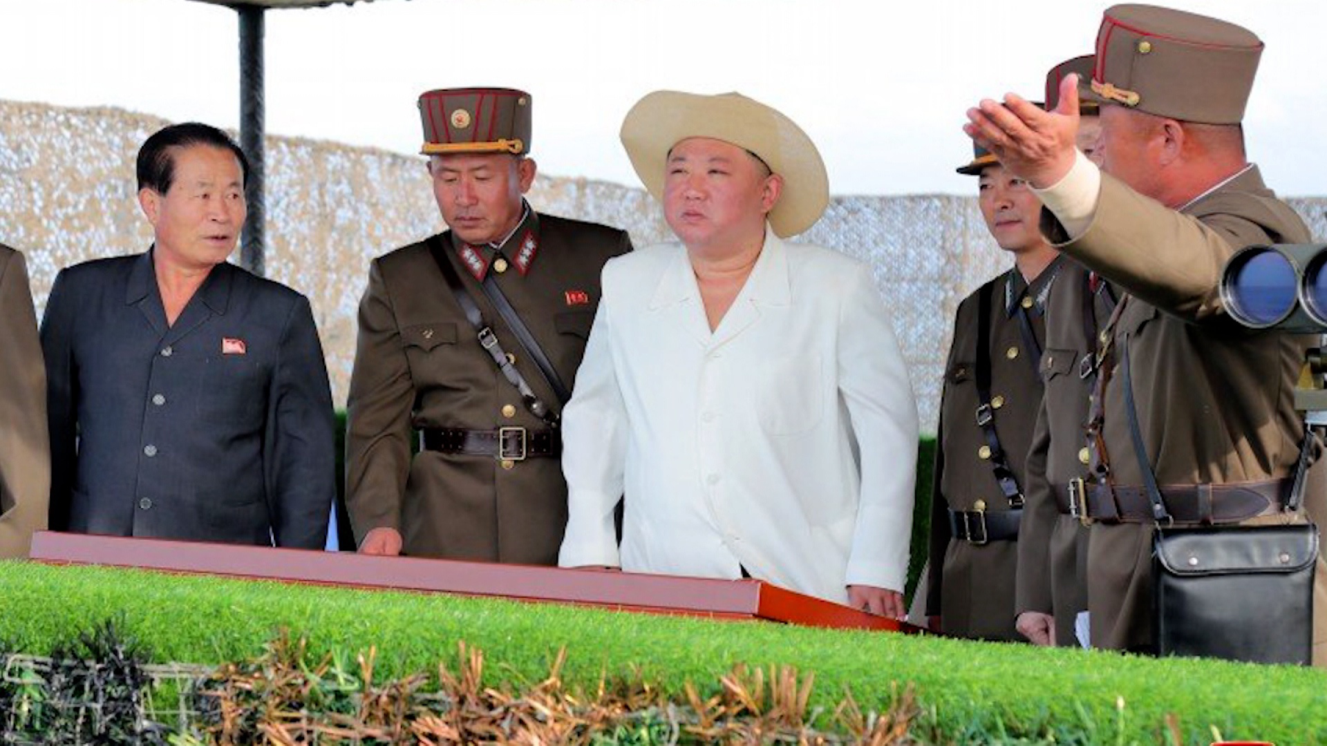 Triều Tiên công bố hình ảnh ông Kim trong vụ phóng tên lửa mới nhất - Ảnh 2.