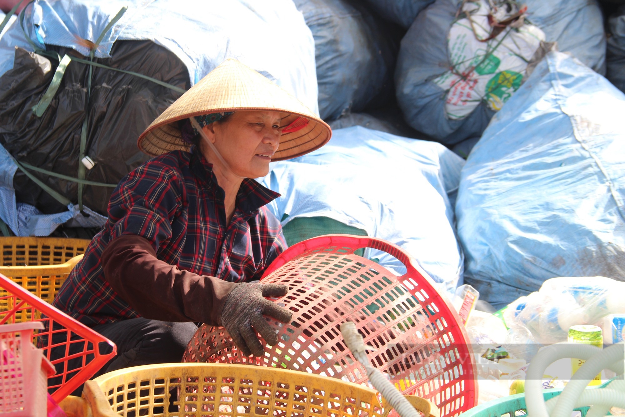 Người dân “đổi đời” nhờ nghề thu gom phế liệu ở Hà Nội - Ảnh 3.