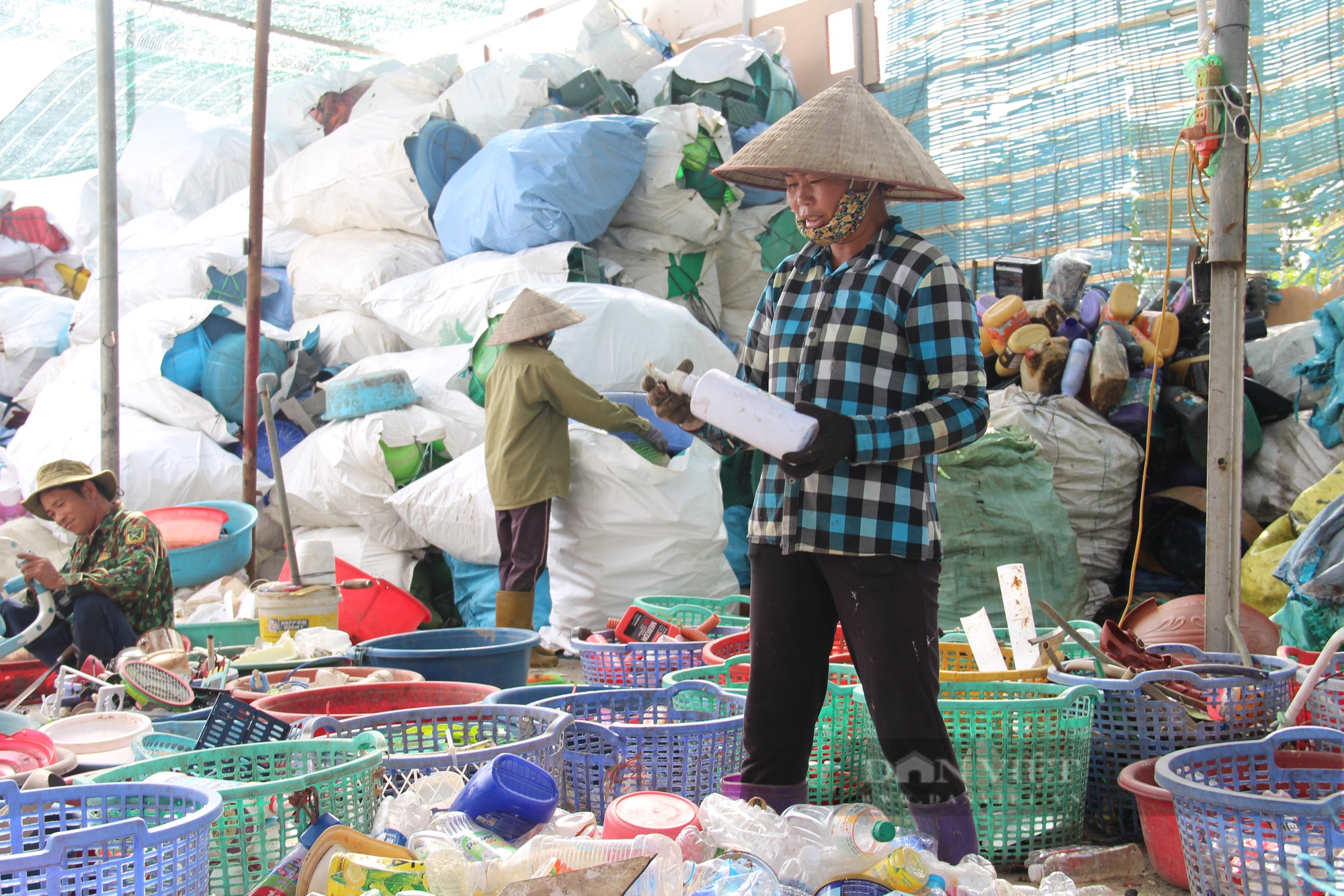 Người dân “đổi đời” nhờ nghề thu gom phế liệu ở Hà Nội - Ảnh 5.