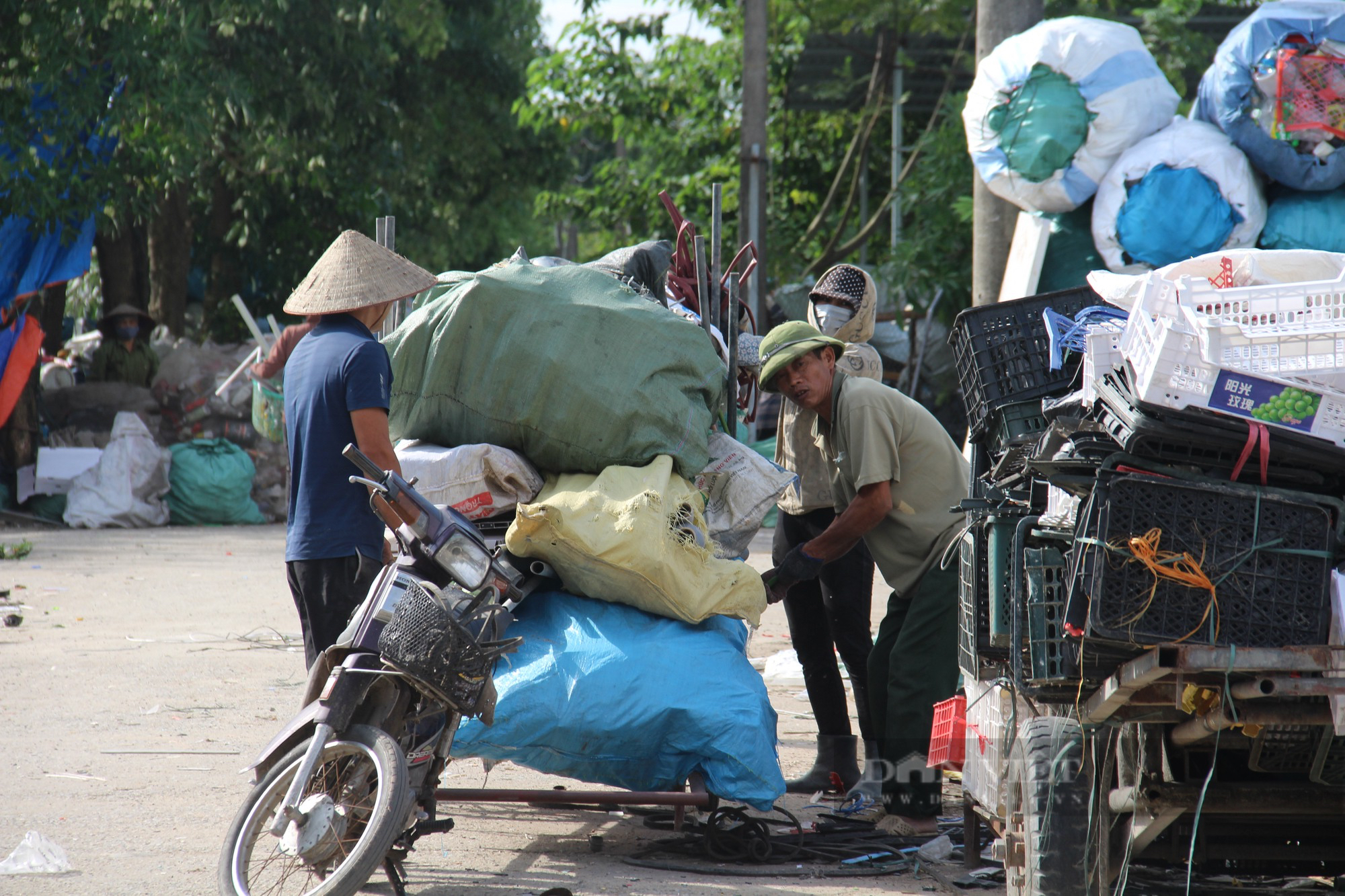 Người dân “đổi đời” nhờ nghề thu gom phế liệu ở Hà Nội - Ảnh 6.