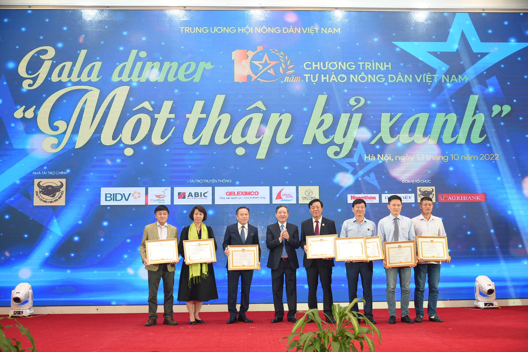 Gala 10 năm Chương trình Tự hào Nông dân Việt Nam: Xúc động &quot;Một thập kỉ xanh&quot; - Ảnh 6.