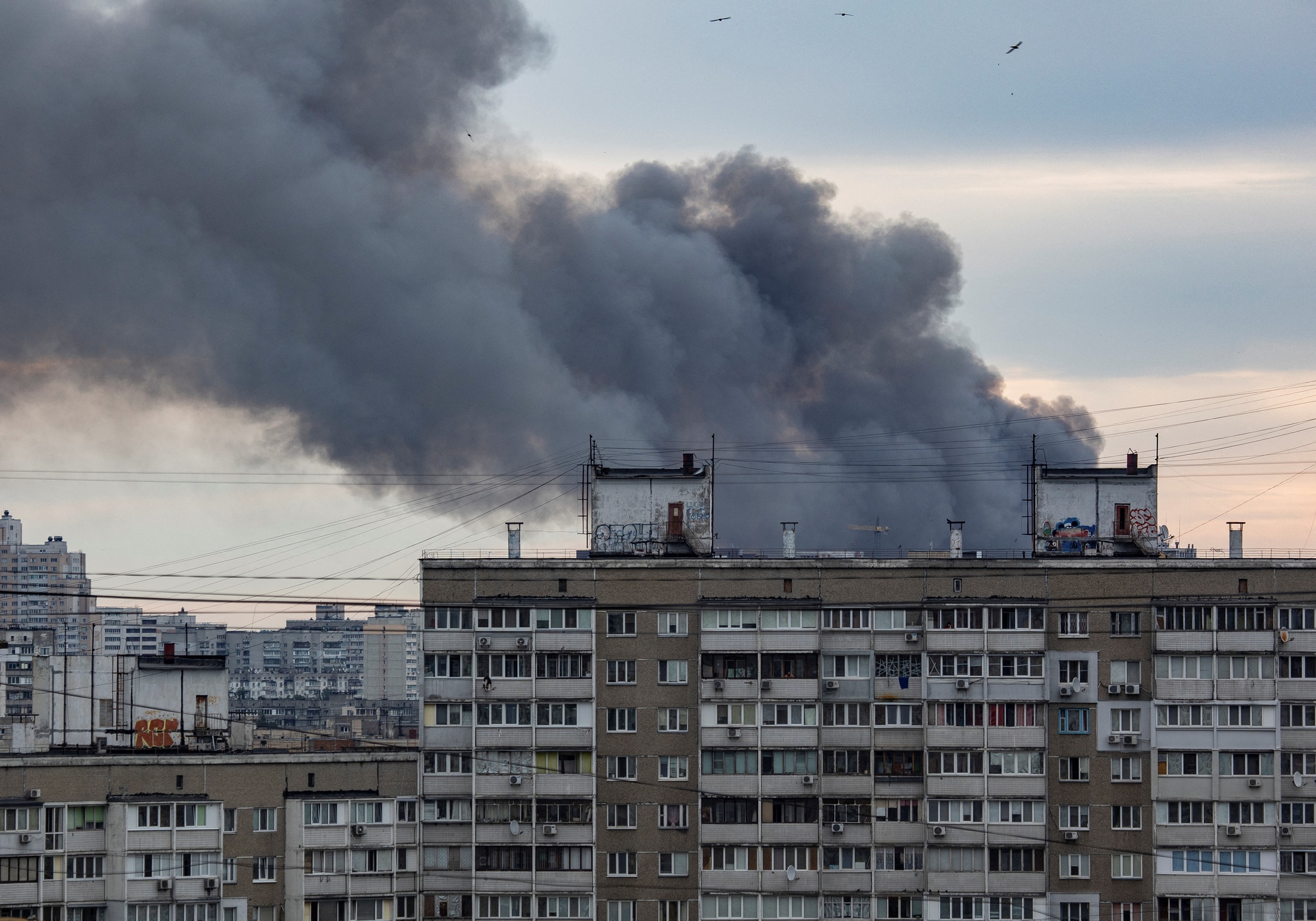 Kiev phát báo động không kích, yêu cầu dân khẩn trương tìm nơi trú ẩn - Ảnh 1.