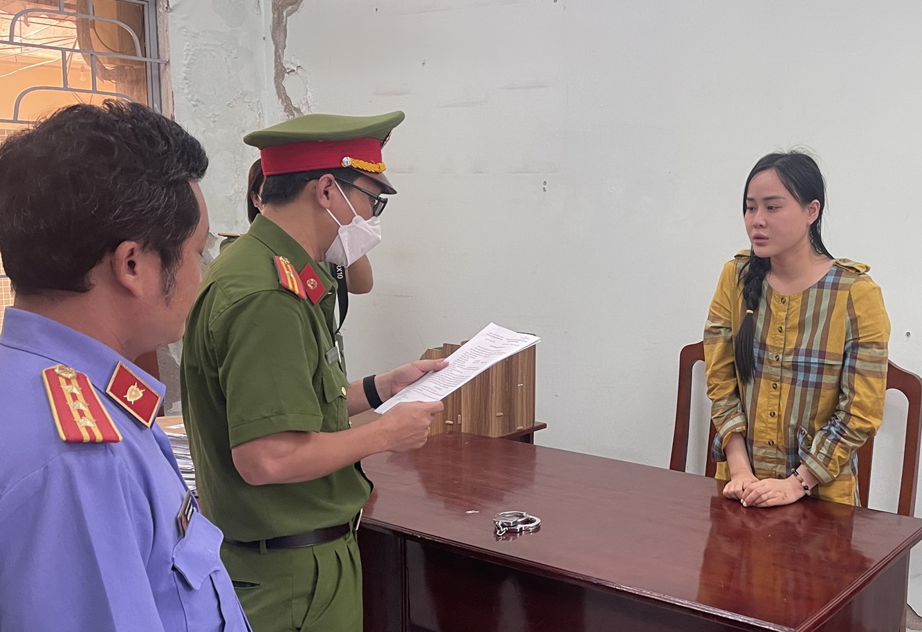 Bình Thuận: Công an bắt tạm giam &quot;Tina Dương&quot; Ninh Thị Vân Anh - Ảnh 1.