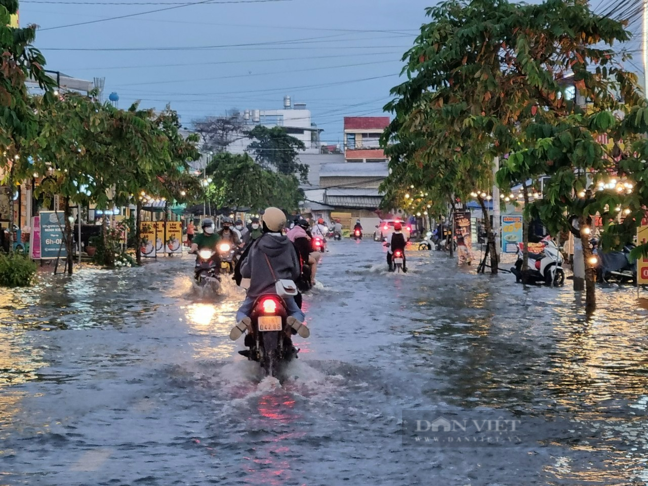 Triều cường vượt mức báo động III, học sinh Cần Thơ tiếp tục nghỉ học trực tiếp 2 ngày - Ảnh 2.