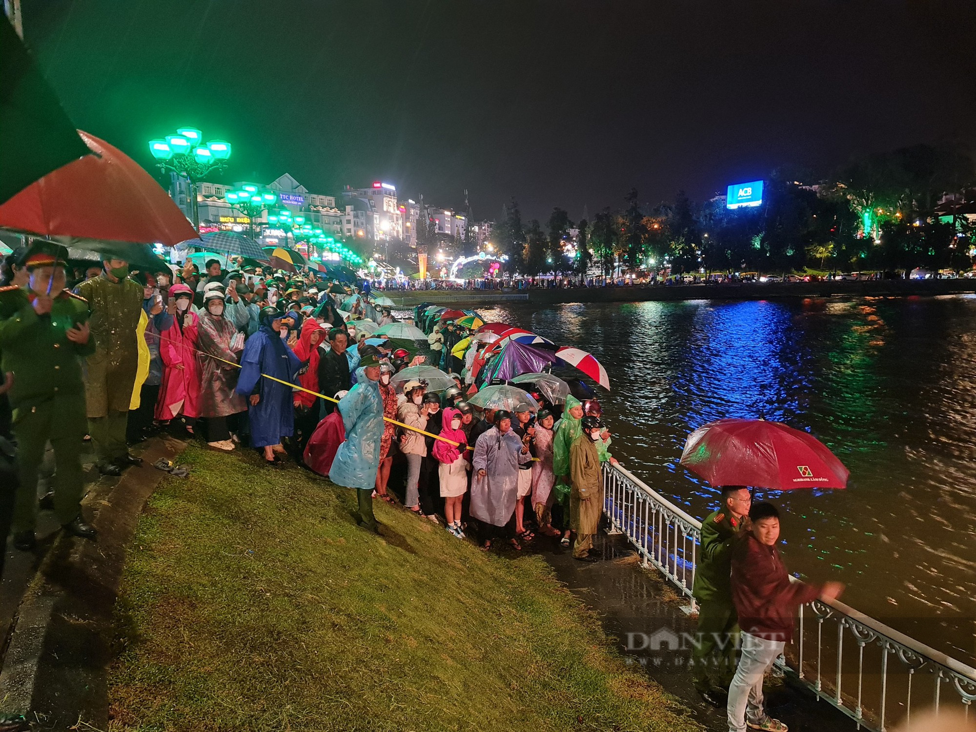 Xe ô tô chở 4 người bất ngờ lao xuống Hồ Xuân Hương, 2 người tử vong - Ảnh 4.