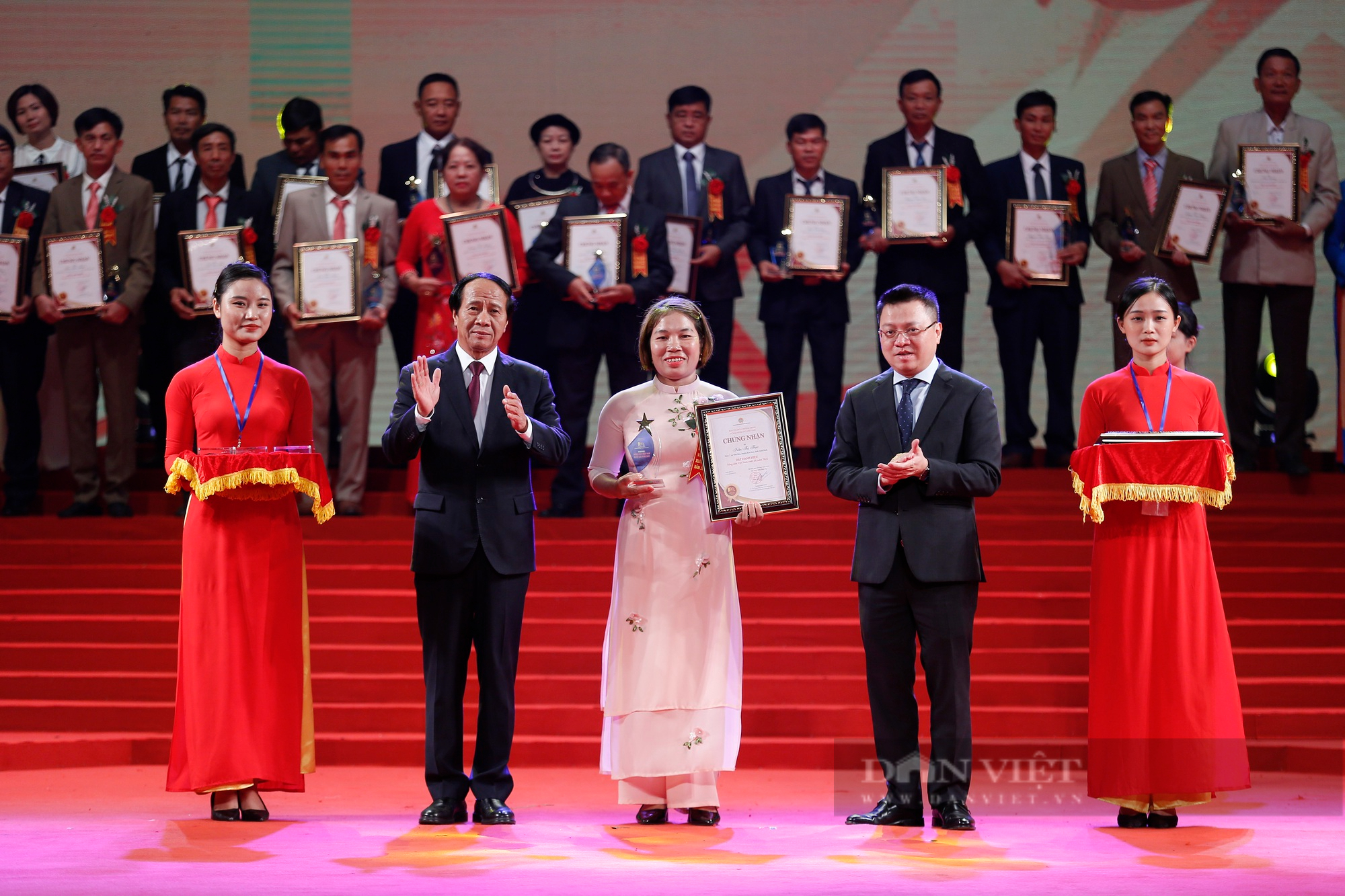 Ảnh toàn cảnh Lễ tôn vinh và trao danh hiệu cho 100 Nông dân Việt Nam xuất sắc 2022 - Ảnh 10.