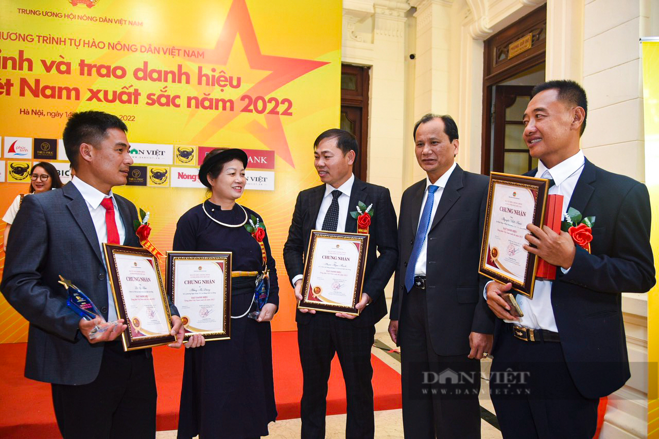 Ảnh toàn cảnh Lễ tôn vinh và trao danh hiệu cho 100 Nông dân Việt Nam xuất sắc 2022 - Ảnh 13.