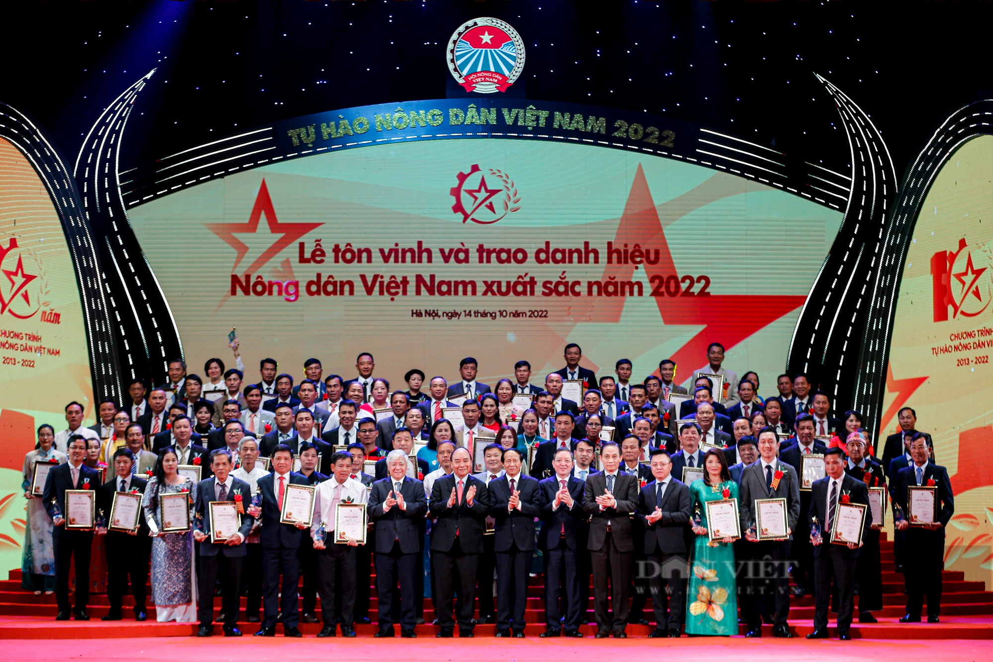 Ảnh toàn cảnh Lễ tôn vinh và trao danh hiệu cho 100 Nông dân Việt Nam xuất sắc 2022 - Ảnh 11.
