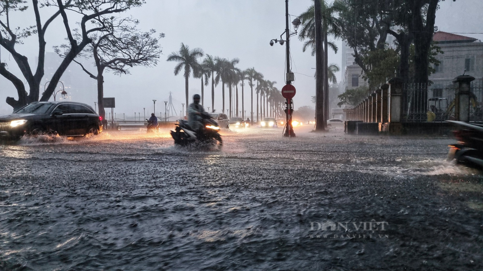 Mưa lớn mù trời, nhiều tuyến đường tại Đà Nẵng ngập sâu - Ảnh 3.