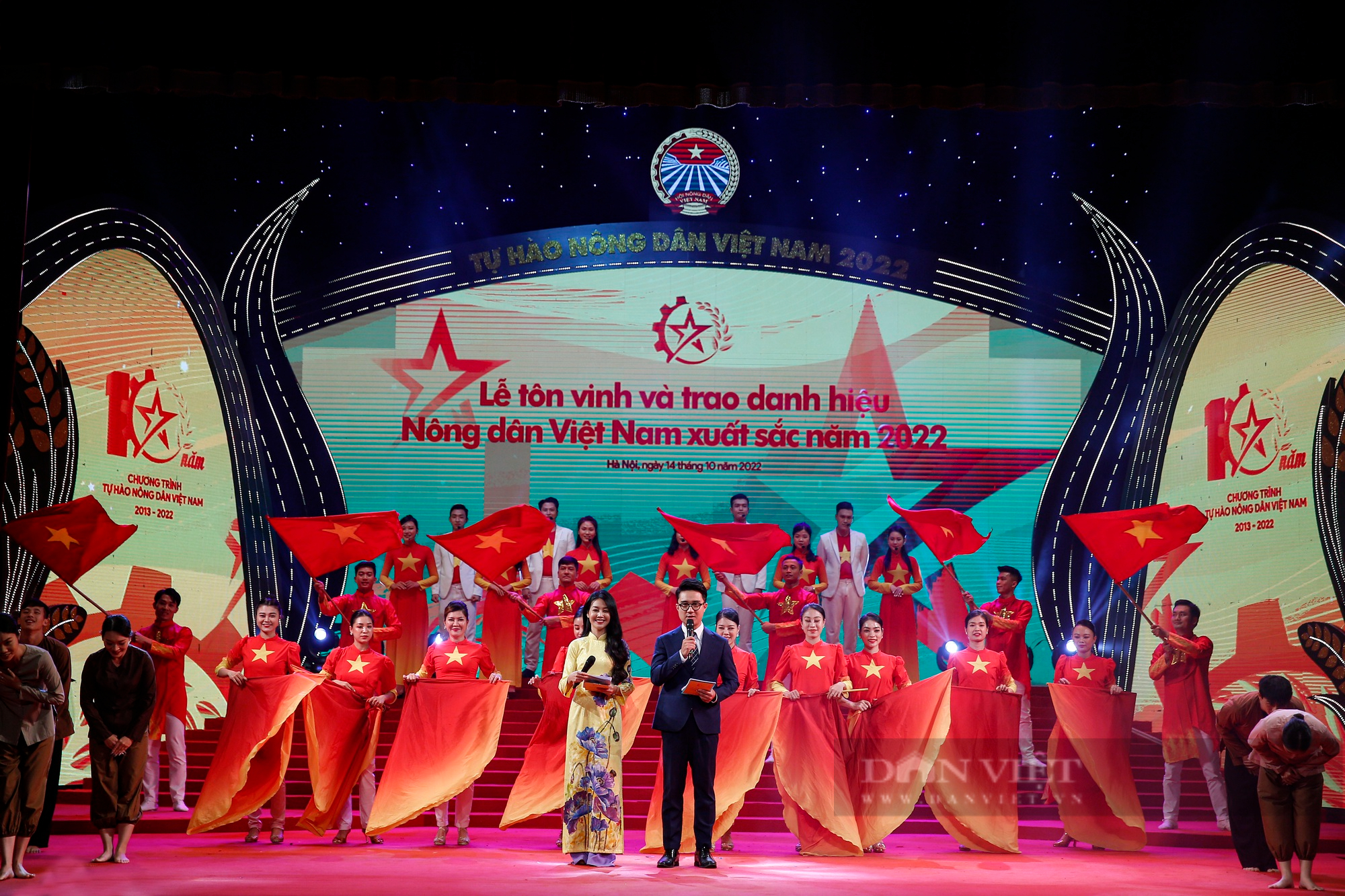 Ảnh toàn cảnh Lễ tôn vinh và trao danh hiệu cho 100 Nông dân Việt Nam xuất sắc 2022 - Ảnh 3.
