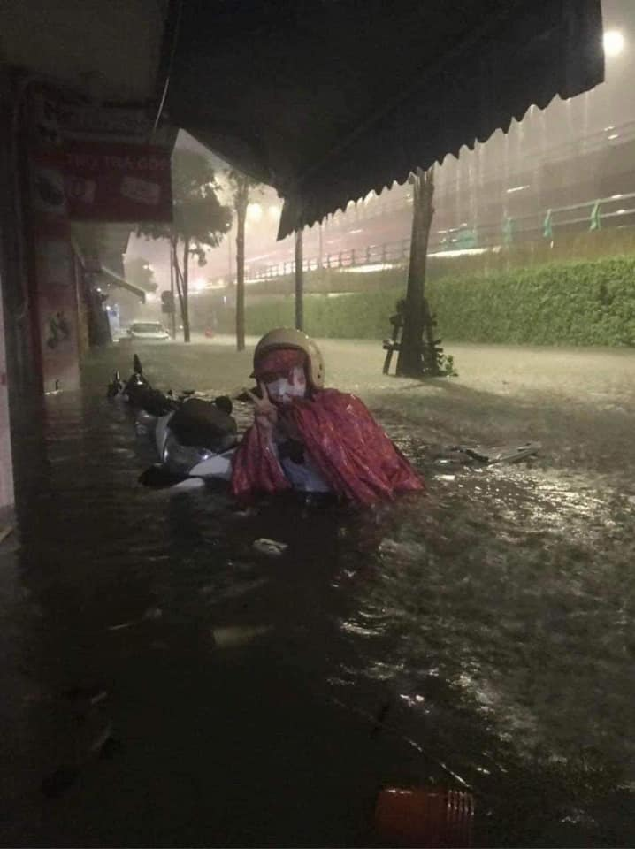 Video: Đà Nẵng chìm trong nước sau cơn mưa kinh hoàng, ô tô nổi lềnh phềnh trên nước - Ảnh 7.