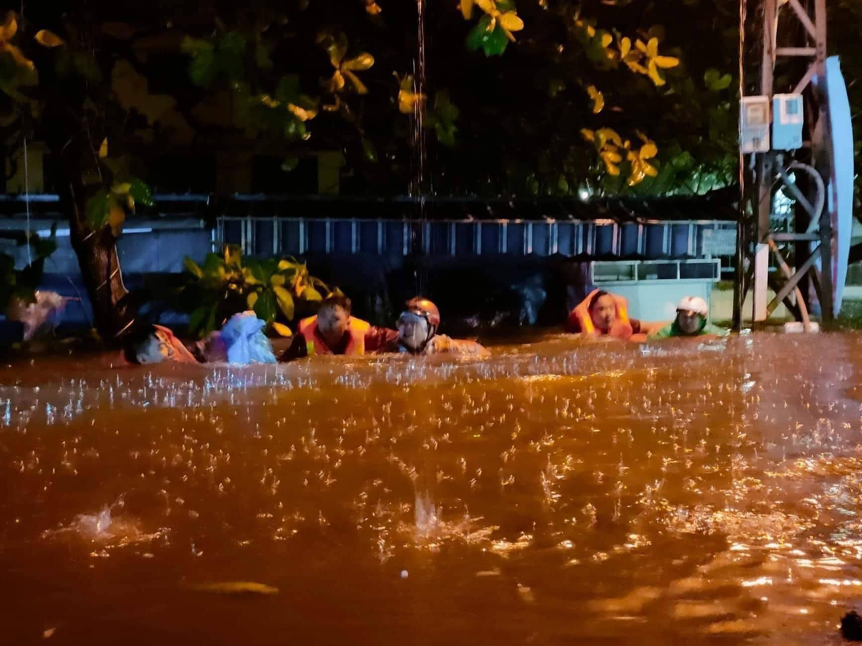 Video: Đà Nẵng chìm trong nước sau cơn mưa kinh hoàng, ô tô nổi lềnh phềnh trên nước - Ảnh 4.