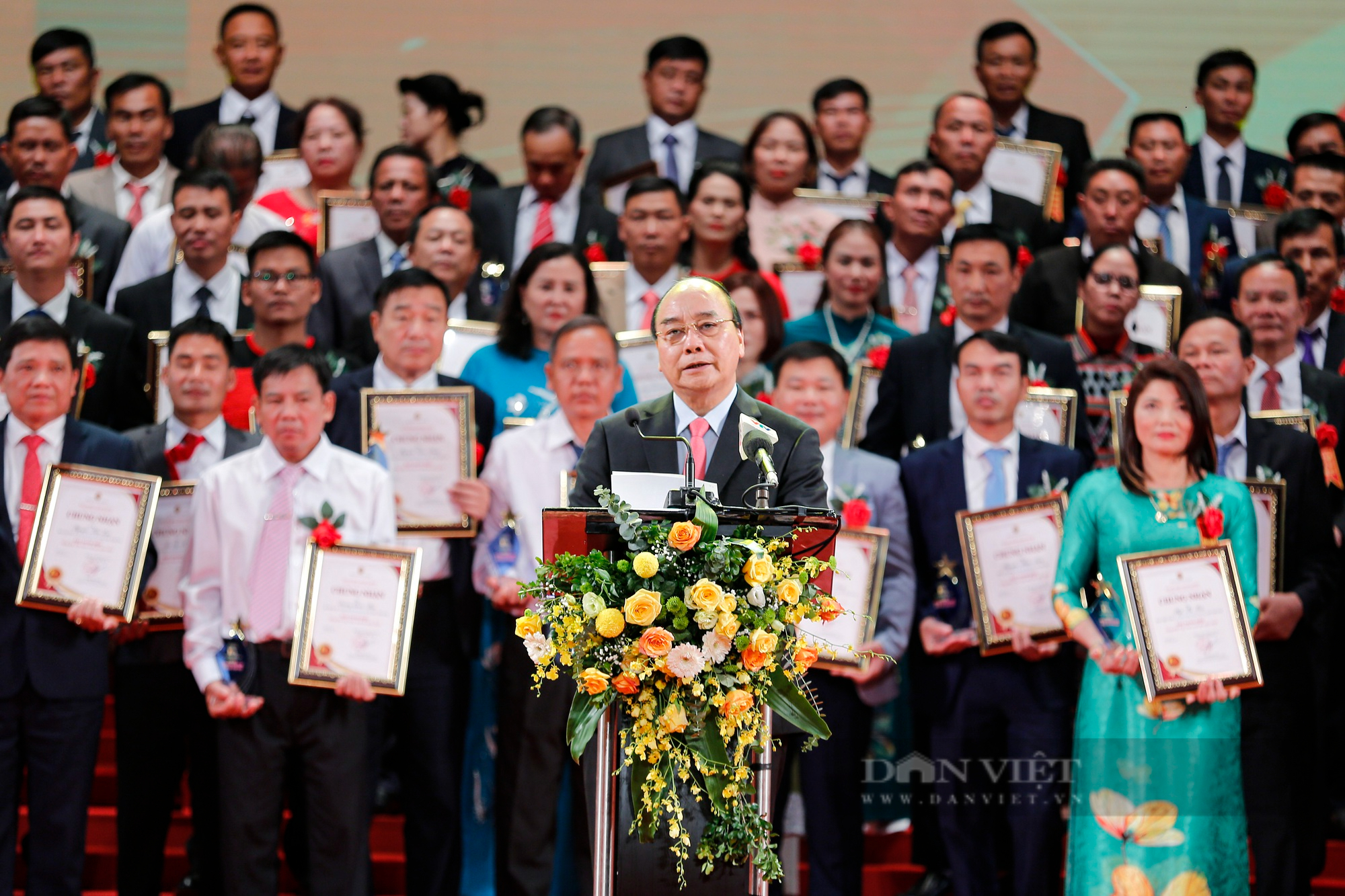 Ảnh toàn cảnh Lễ tôn vinh và trao danh hiệu cho 100 Nông dân Việt Nam xuất sắc 2022 - Ảnh 4.