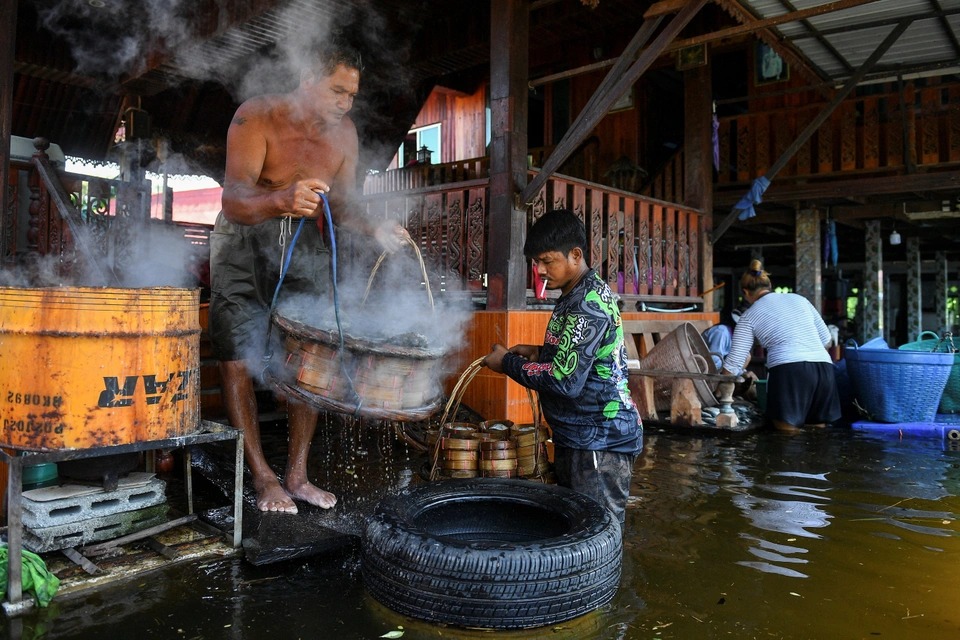 Hình ảnh thành tâm điểm chú ý trong trận ngập lụt lớn ở Thái Lan - Ảnh 5.