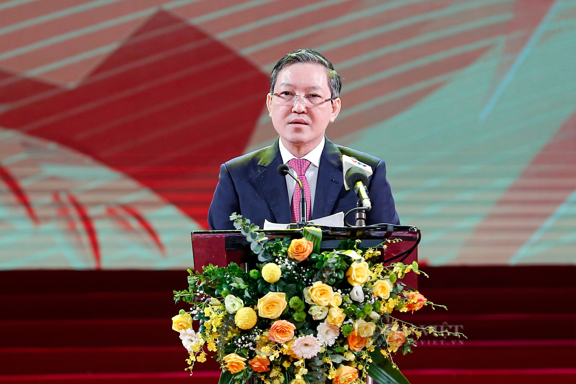 Ảnh toàn cảnh Lễ tôn vinh và trao danh hiệu cho 100 Nông dân Việt Nam xuất sắc 2022 - Ảnh 5.