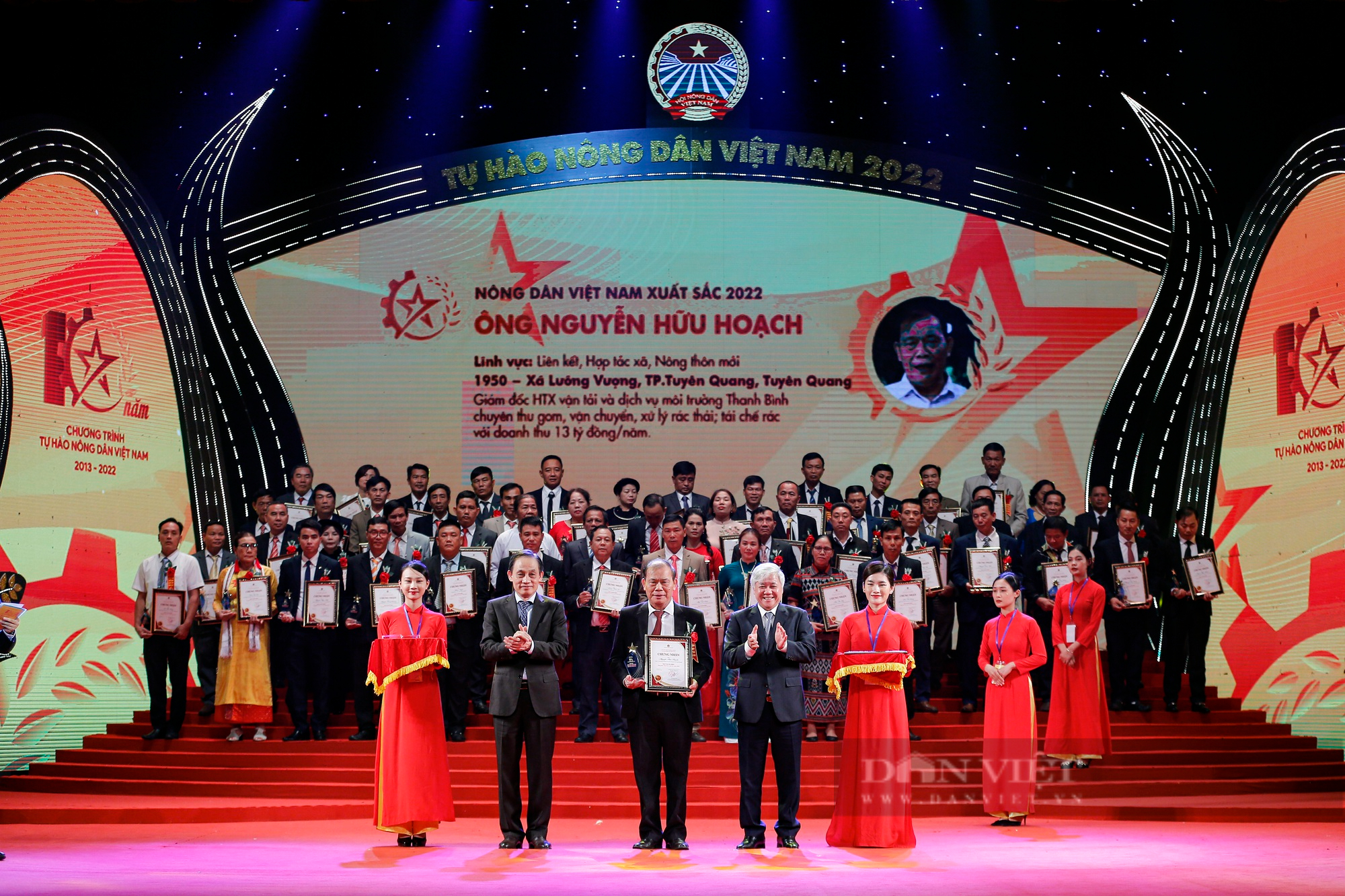 Ảnh toàn cảnh Lễ tôn vinh và trao danh hiệu cho 100 Nông dân Việt Nam xuất sắc 2022 - Ảnh 9.