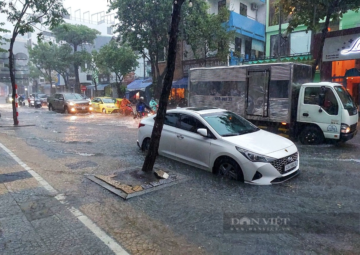 Mưa lớn mù trời, nhiều tuyến đường tại Đà Nẵng ngập sâu - Ảnh 9.