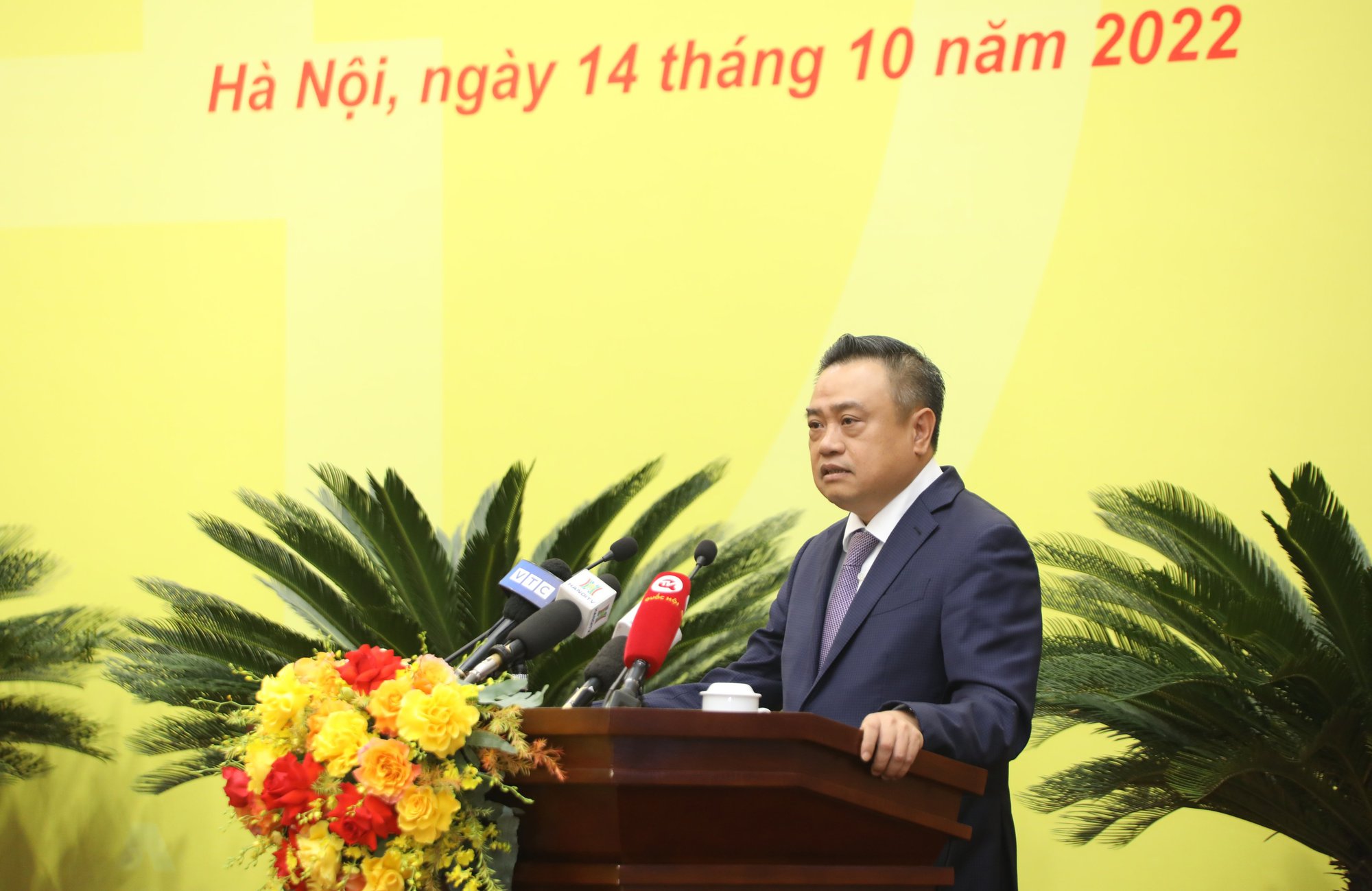 Chủ tịch Hà Nội: Đòi lại đất dự án, không phải &quot;đè ngửa, lấy không&quot; của nhà đầu tư - Ảnh 1.