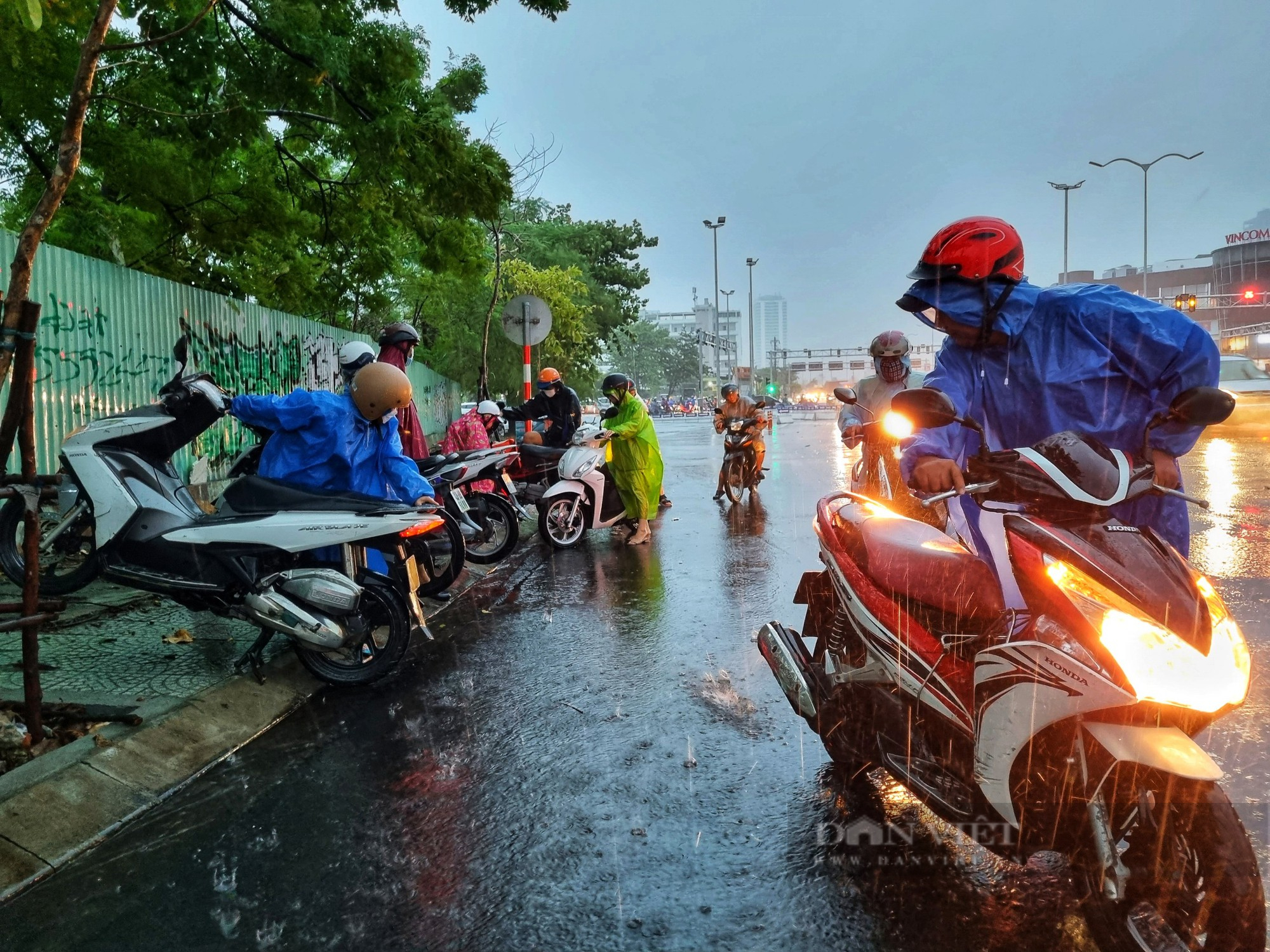 Mưa lớn mù trời, nhiều tuyến đường tại Đà Nẵng ngập sâu - Ảnh 6.