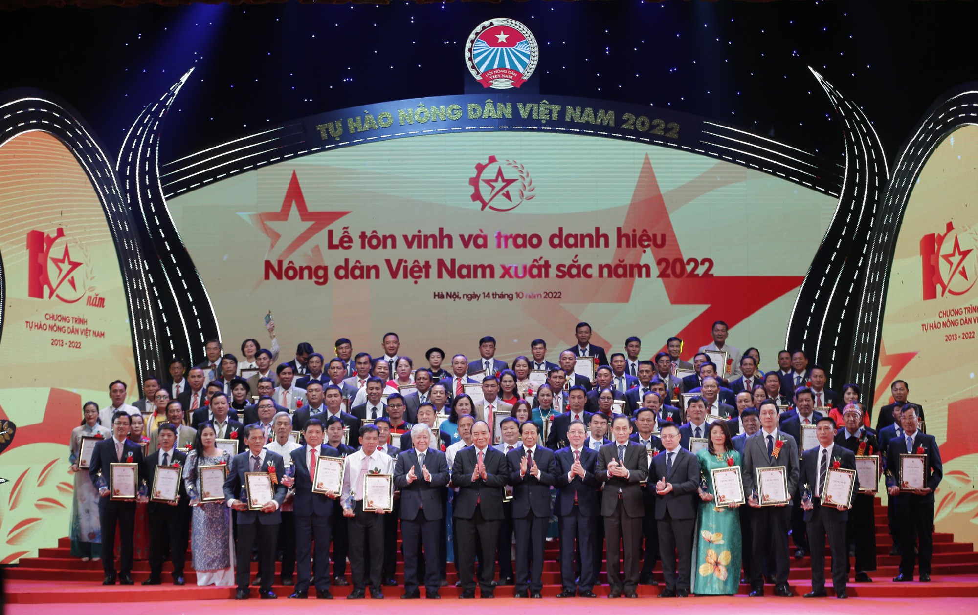 100 Nông dân Việt Nam xuất sắc năm 2022 truyền cảm hứng lôi cuốn nông dân cả nước cùng làm giàu - Ảnh 1.