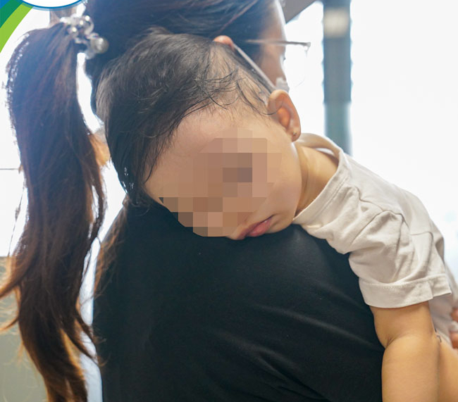Ăn cháo, bé 13 tháng tuổi bị dị vật đâm xuyên amidan - Ảnh 2.