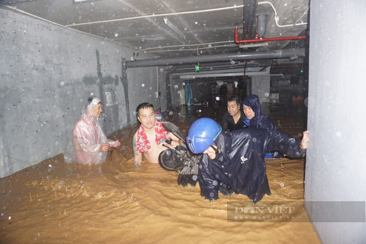 Chùm ảnh: Đà Nẵng chìm trong biển nước, người dân chạy lụt trong đêm