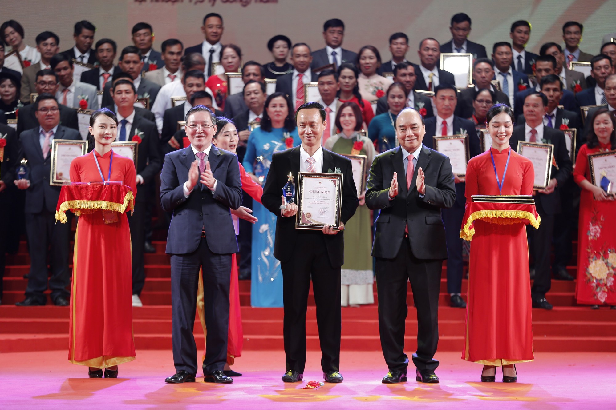 Toàn văn bài phát biểu của Chủ tịch nước Nguyễn Xuân Phúc tại Lễ tôn vinh Nông dân Việt Nam xuất sắc 2022 - Ảnh 2.