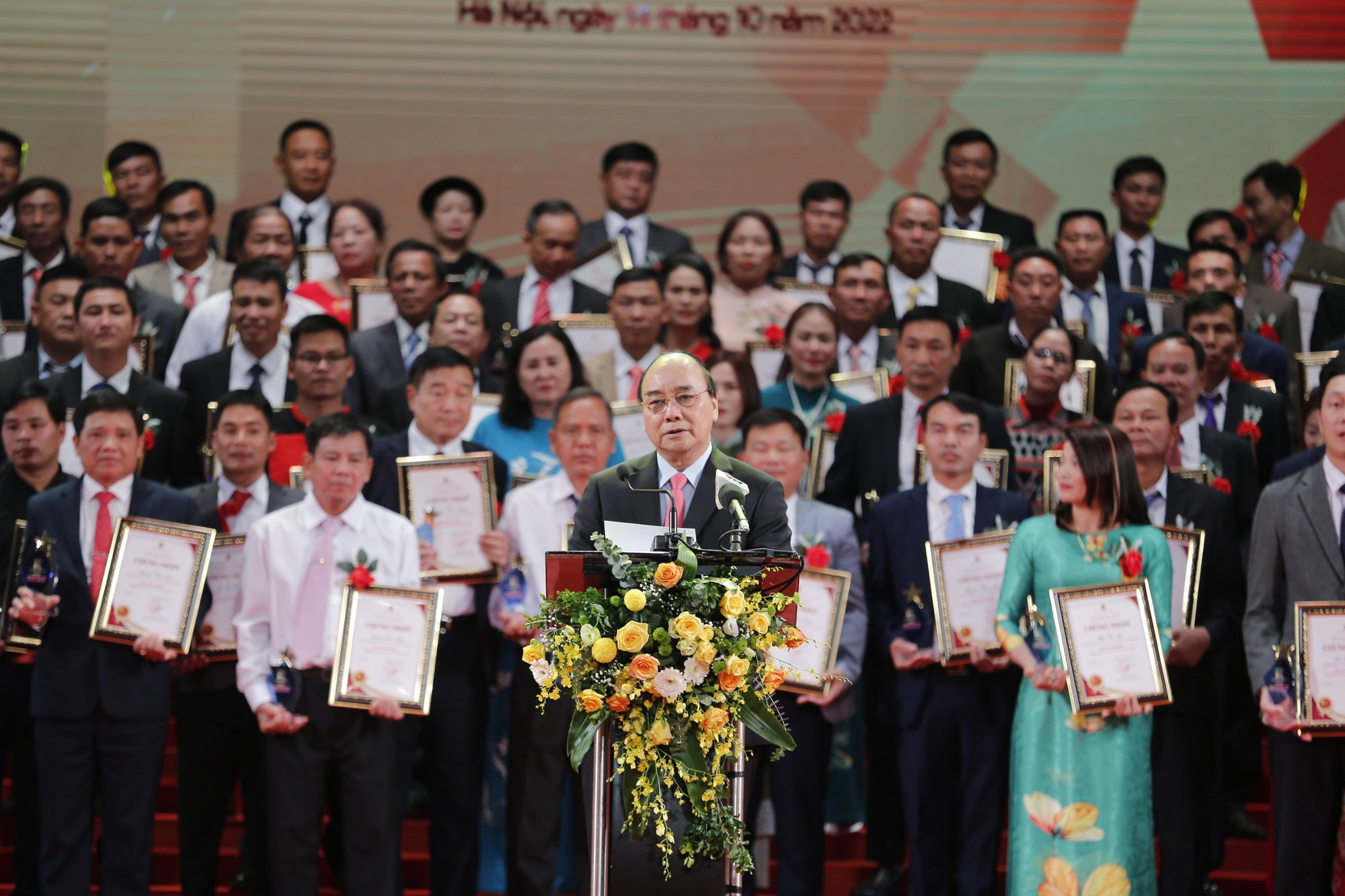 Toàn văn bài phát biểu của Chủ tịch nước Nguyễn Xuân Phúc tại Lễ tôn vinh Nông dân Việt Nam xuất sắc 2022 - Ảnh 1.