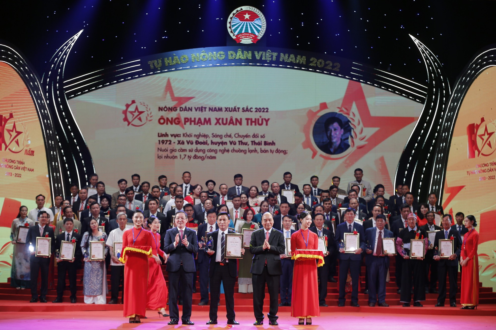 Toàn văn bài phát biểu của Chủ tịch nước Nguyễn Xuân Phúc tại Lễ tôn vinh Nông dân Việt Nam xuất sắc 2022 - Ảnh 3.