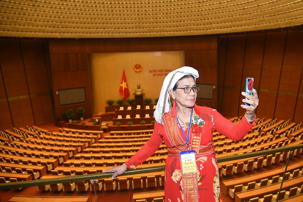 100 Nông dân Việt Nam xuất sắc 2022 tham quan Toà nhà Quốc hội: &quot;Đây sẽ là những kỷ niệm đẹp nhất trong cuộc đời&quot; - Ảnh 4.