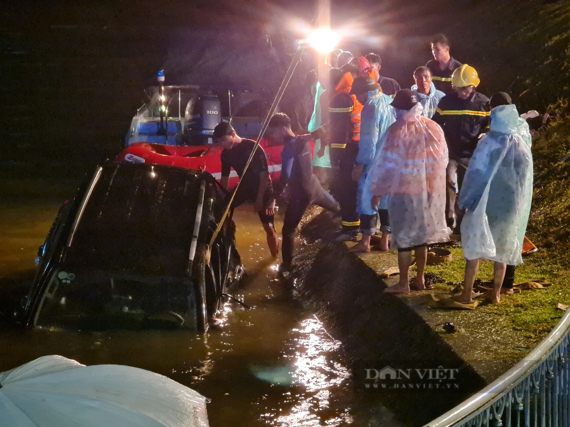 Thông tin mới nhất vụ ô tô lao xuống hồ Xuân Hương khiến 2 người tử vong - Ảnh 1.