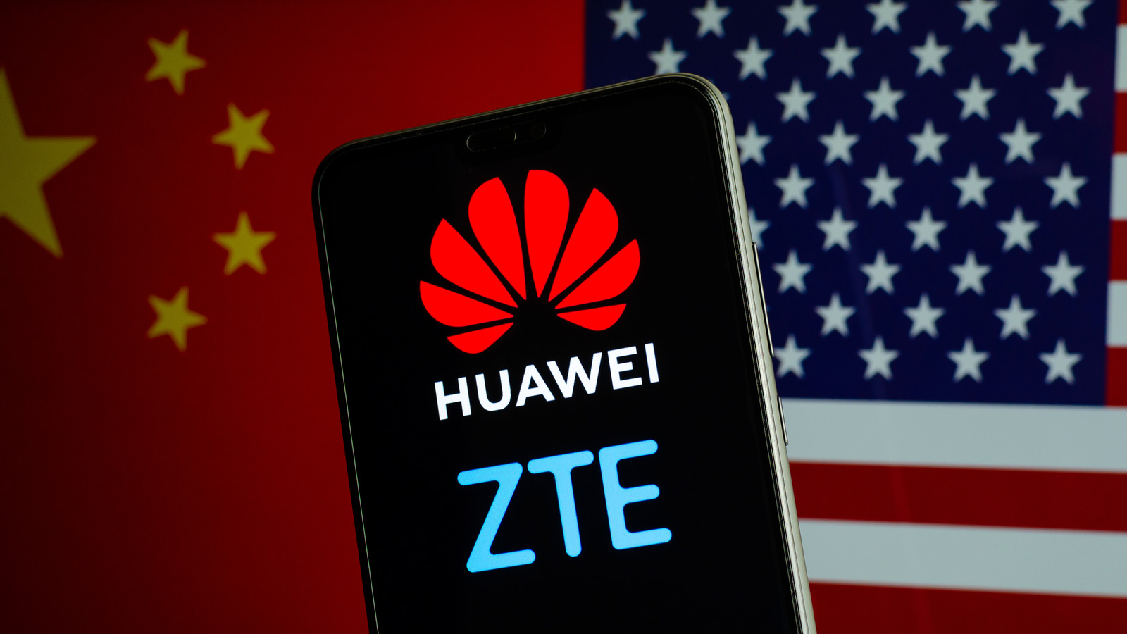 Chính phủ Mỹ đã sẵn sàng cấm tất cả các thiết bị viễn thông trong tương lai do Huawei và ZTE, hai gã khổng lồ công nghệ Trung Quốc, sản xuất khỏi thị trường Mỹ trong một cuộc đàn áp mở rộng nhằm chống lại các nguy cơ an ninh quốc gia từ Trung Quốc. Ảnh: @AFP.