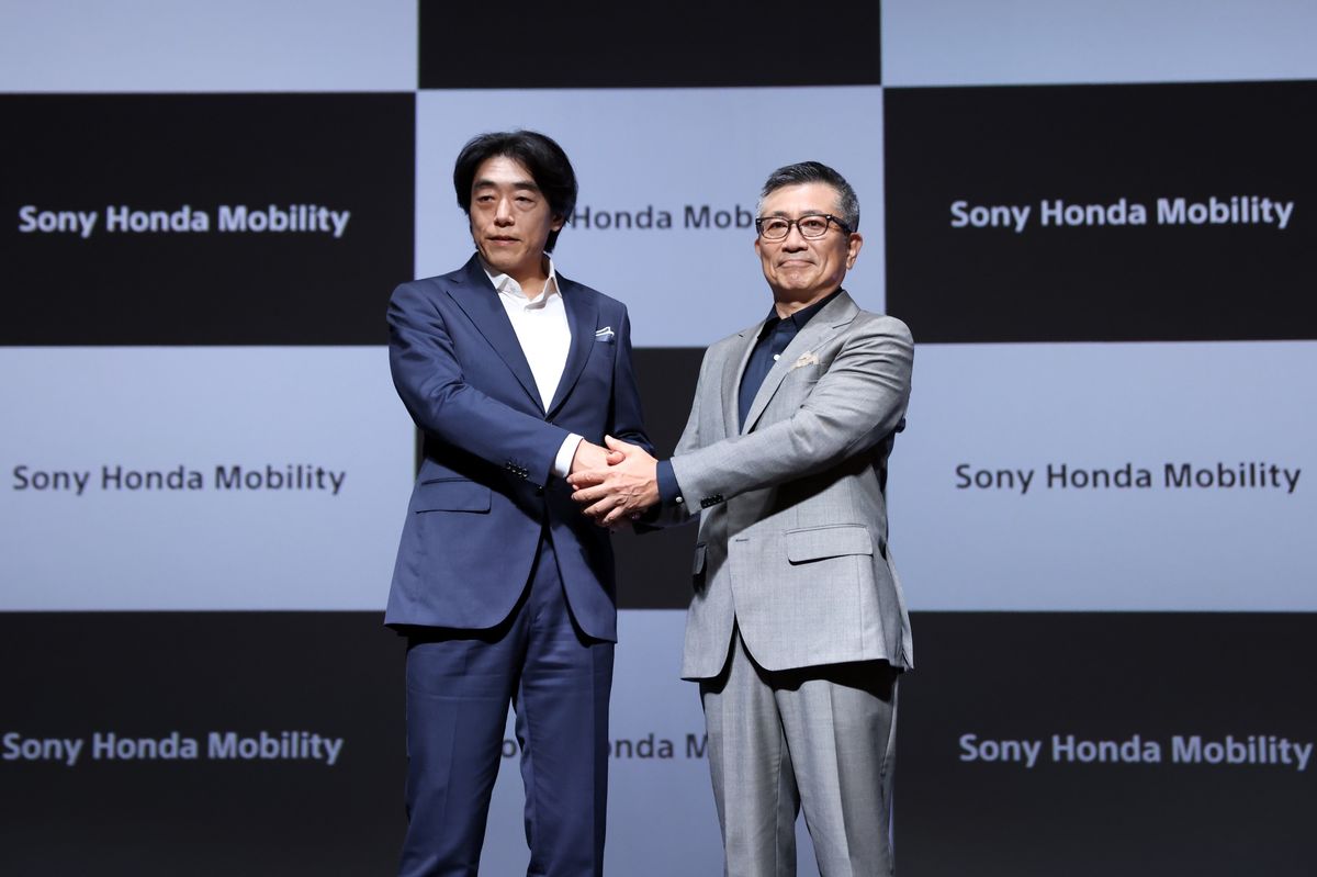Chủ tịch liên doanh Sony Honda Mobility và Giám đốc vận hành trên sân khấu. Nhiếp ảnh gia: @Kiyoshi Ota / Bloomberg.